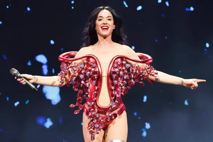 Surprizë jo e këndshme për Katy Perry-n: Një fans e “sulmon” në skenë në mes të këngës!