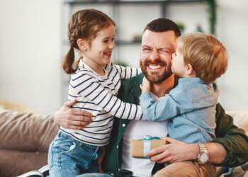 Baballarët e rinj thyejnë modelet e vjetra: 3 herë më shumë kohë me fëmijët