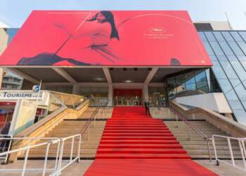 Qilimi i kuq i Kanës, nga shkallët e famës te çantat e dorës në Marseille