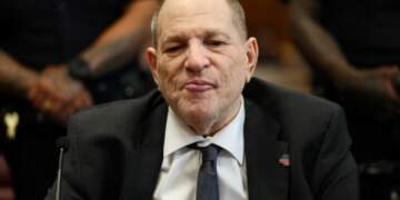 Harvey Weinstein, njeriu që dikur “mbante çelësat” e Hollywood-it, shpallet sërish fajtor për sulm seksual