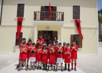 “Fytyra me shqiponjë” viziton Vlorën përpara sfidës Shqipëri–Serbi: Besmir Limani, simboli i tifozëve kuqezi