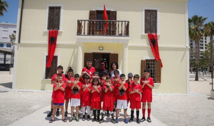 “Fytyra me shqiponjë” viziton Vlorën përpara sfidës Shqipëri–Serbi: Besmir Limani, simboli i tifozëve kuqezi