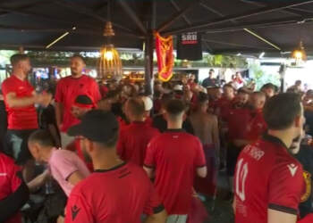 Tifozët shqiptarë “pushtojnë” Bulevardin, gazetarja: Keqardhje që nuk do jenë të organizuar në stadium