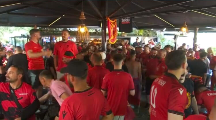 Tifozët shqiptarë “pushtojnë” Bulevardin, gazetarja: Keqardhje që nuk do jenë të organizuar në stadium