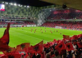 Prishtina në ethe kuqezi: Ekran gjigant në shesh për përballjen Shqipëri–Serbi