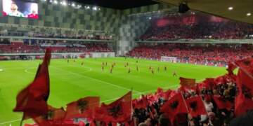 Prishtina në ethe kuqezi: Ekran gjigant në shesh për përballjen Shqipëri–Serbi