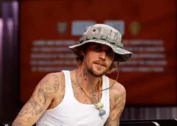 Justin Bieber zbulon dëmtimin misterioz në këmbë