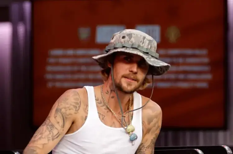 Justin Bieber zbulon dëmtimin misterioz në këmbë