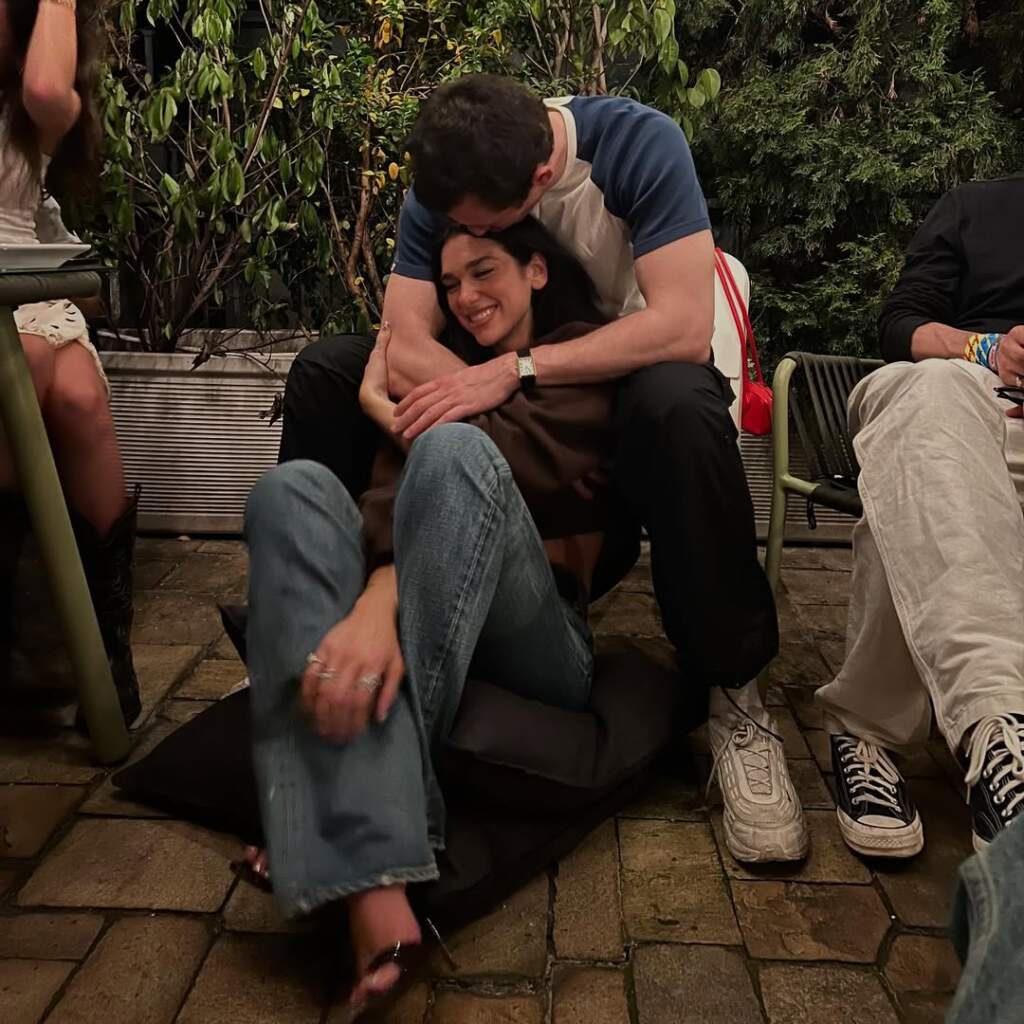 Dua Lipa: “Do të doja shumë të kisha një fëmijë një ditë”, këngëtarja flet për dëshirën për amësi