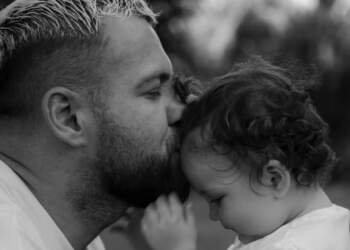 Luiz Ejlli emocionon ndjekësit me dedikimin për vajzën: Çdo rrahje ka kuptim që kur erdhi ajo