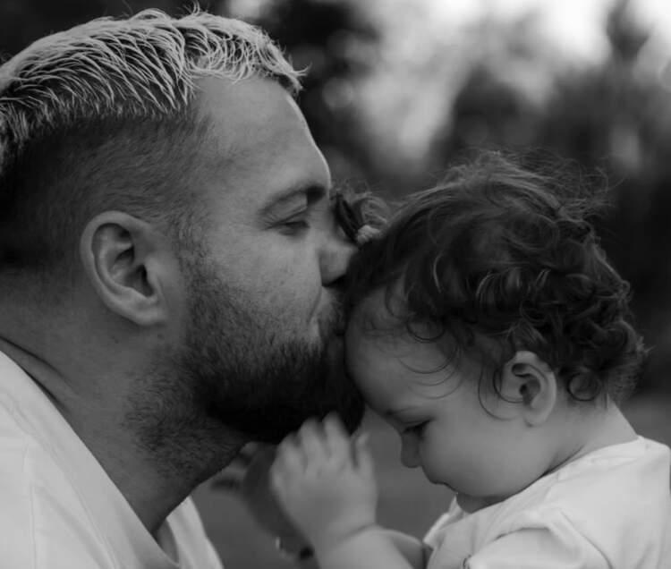 Luiz Ejlli emocionon ndjekësit me dedikimin për vajzën: Çdo rrahje ka kuptim që kur erdhi ajo