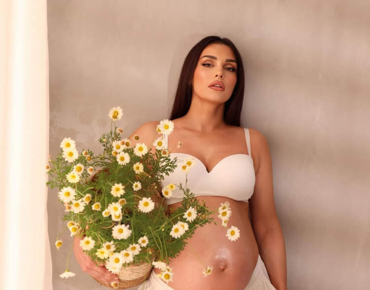 Eliona Pitarka bëhet nënë për herë të tretë & lë ndjekësit në pritje: Ja misteri që nuk ka zbuluar ende!