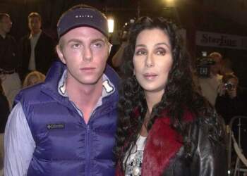 Djali i Cher përfundon në spital pas një mbidoze, e shkuara e trazuar rikthehet në qendër të vëmendjes