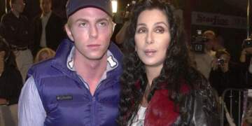 Djali i Cher përfundon në spital pas një mbidoze, e shkuara e trazuar rikthehet në qendër të vëmendjes