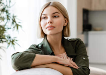 Pse disa njerëz përballen më lehtë me emocionet? Ja çfarë bëjnë ndryshe