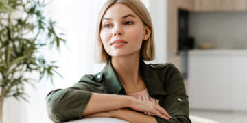 Pse disa njerëz përballen më lehtë me emocionet? Ja çfarë bëjnë ndryshe