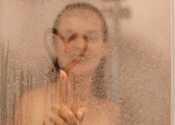 Çfarë ndodh me lëkurën tuaj kur bëni dush ose banjë shumë të nxehtë?