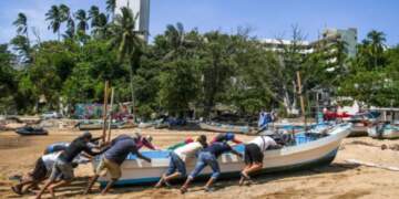 Uragani Erick po forcohet me ritëm alarmant, parashikohet të godasë bregun jugor të Meksikës si stuhi e kategorisë 3