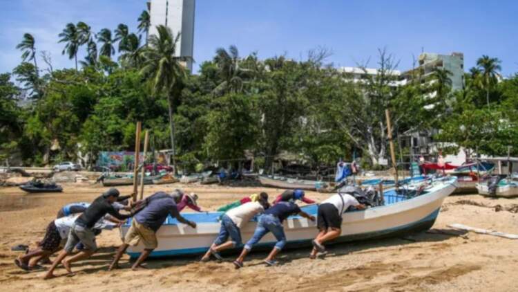 Uragani Erick po forcohet me ritëm alarmant, parashikohet të godasë bregun jugor të Meksikës si stuhi e kategorisë 3