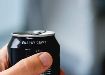 A duhet të pimë pije energjike në verë? Ja çfarë duhet të dimë para se të freskohemi gabimisht