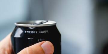 A duhet të pimë pije energjike në verë? Ja çfarë duhet të dimë para se të freskohemi gabimisht