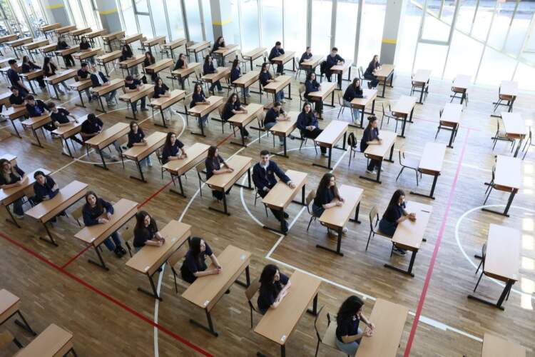 Rezultatet tregojnë: Maturantët e kalojnë më lehtë provimin në gjuhë të huaja sesa në shqip