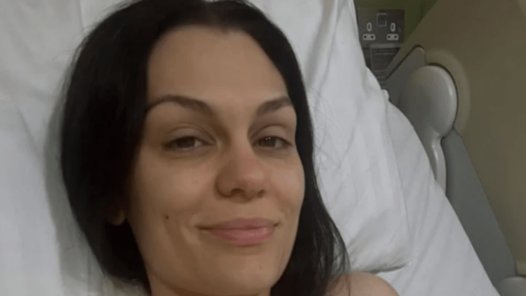 Me lot në sy, Jessie J ndan për herë të parë foto nga spitali