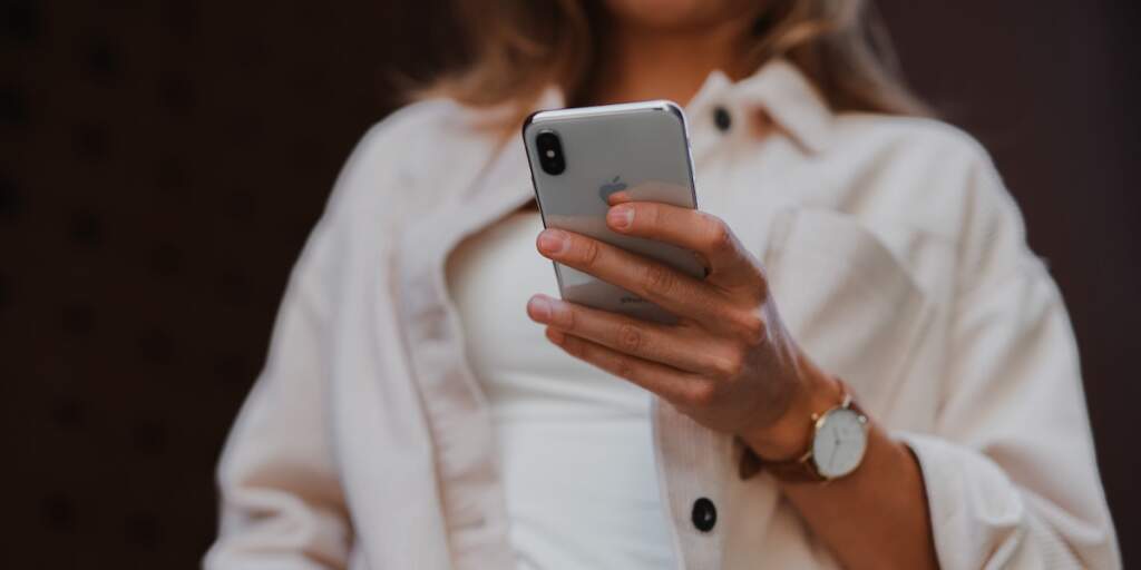 6+ orë në telefon? Ekspertët thonë: përballesh me më shumë probleme financiare
