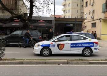 E rëndë në Tiranë! Tre të mitur me skuterë përplasen nga një makinë