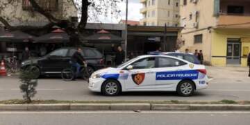 E rëndë në Tiranë! Tre të mitur me skuterë përplasen nga një makinë