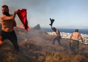 Alarm zjarresh në jug të Athinës, shtëpi të djegura, fshatra të evakuuar