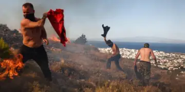 Alarm zjarresh në jug të Athinës, shtëpi të djegura, fshatra të evakuuar