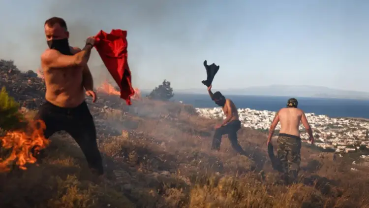 Alarm zjarresh në jug të Athinës, shtëpi të djegura, fshatra të evakuuar