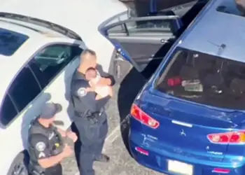 43°C brenda makinës: Foshnja e bllokuar, policia thyen xhamin për ta shpëtuar