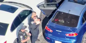 43°C brenda makinës: Foshnja e bllokuar, policia thyen xhamin për ta shpëtuar