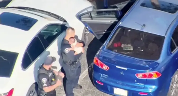 43°C brenda makinës: Foshnja e bllokuar, policia thyen xhamin për ta shpëtuar