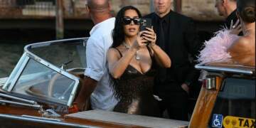 Kim Kardashian “vodhi vëmendjen” në dasmën e Bezos? Ja çfarë bëri që nuk i pëlqeu ndjekësve!