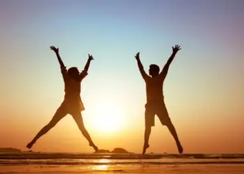 Studimi: Çelësi për një jetë të lumtur nuk është pasuria, por marrëdhëniet e mira