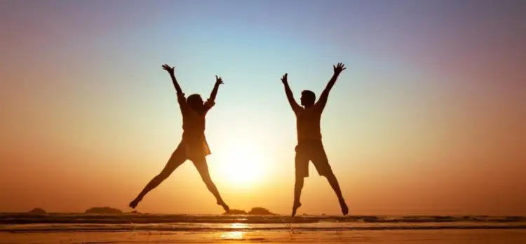 Studimi: Çelësi për një jetë të lumtur nuk është pasuria, por marrëdhëniet e mira