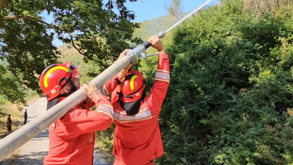 Alarm zjarresh në Shqipëri! 58 vatra zjarri në 24 orë, vetëm një ende aktive