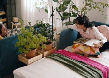 E dinit? Vëllezërit e motrat që janë rritur duke ndarë të njëjtën dhomë, krijojnë lidhje më të forta emocionale si të rritur