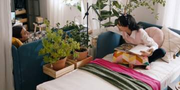 E dinit? Vëllezërit e motrat që janë rritur duke ndarë të njëjtën dhomë, krijojnë lidhje më të forta emocionale si të rritur