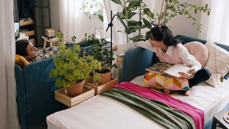 E dinit? Vëllezërit e motrat që janë rritur duke ndarë të njëjtën dhomë, krijojnë lidhje më të forta emocionale si të rritur