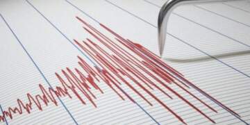 Tërmet i fortë në Napoli/ Banorët dalin në rrugë, ndërpriten shërbimet e trenave