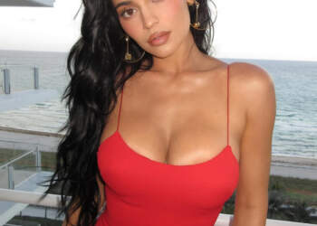 Kirurgët plastikë: “Ju lutemi, mos kërkoni më ndërhyrje në gjoks si të Kylie Jenner”