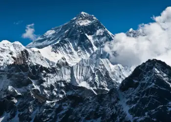 Ngjitja në Everest: Sa kushton për të “pushtuar” majën e botës?