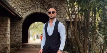 Adrian Gaxha rikthehet me ish të dashurën, zbulohet identiteti i vajzës