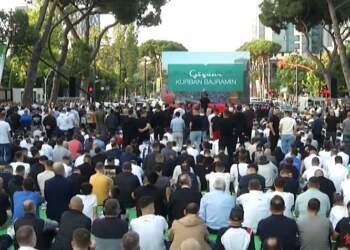 Sot Kurban Bajrami, mijëra besimtarë falën namazin në bulevardin “Dëshmorët e Kombit”