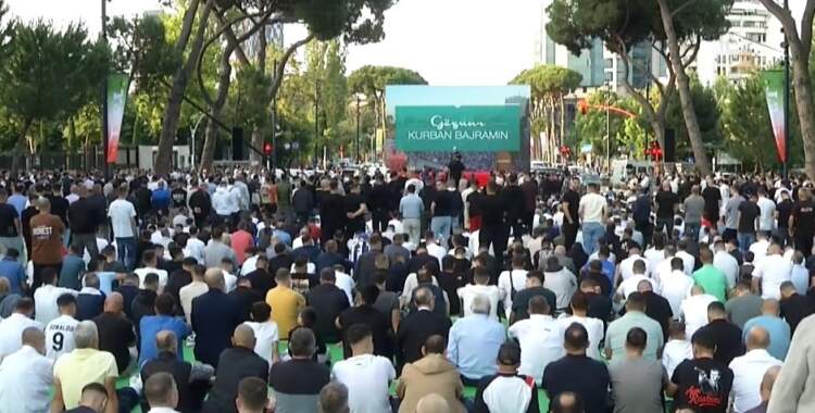 Sot Kurban Bajrami, mijëra besimtarë falën namazin në bulevardin “Dëshmorët e Kombit”