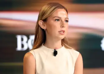 Ylli i TikTok shpërthen në lot ndërsa jep njoftimin prekës mbi diagnozën e saj me kancer